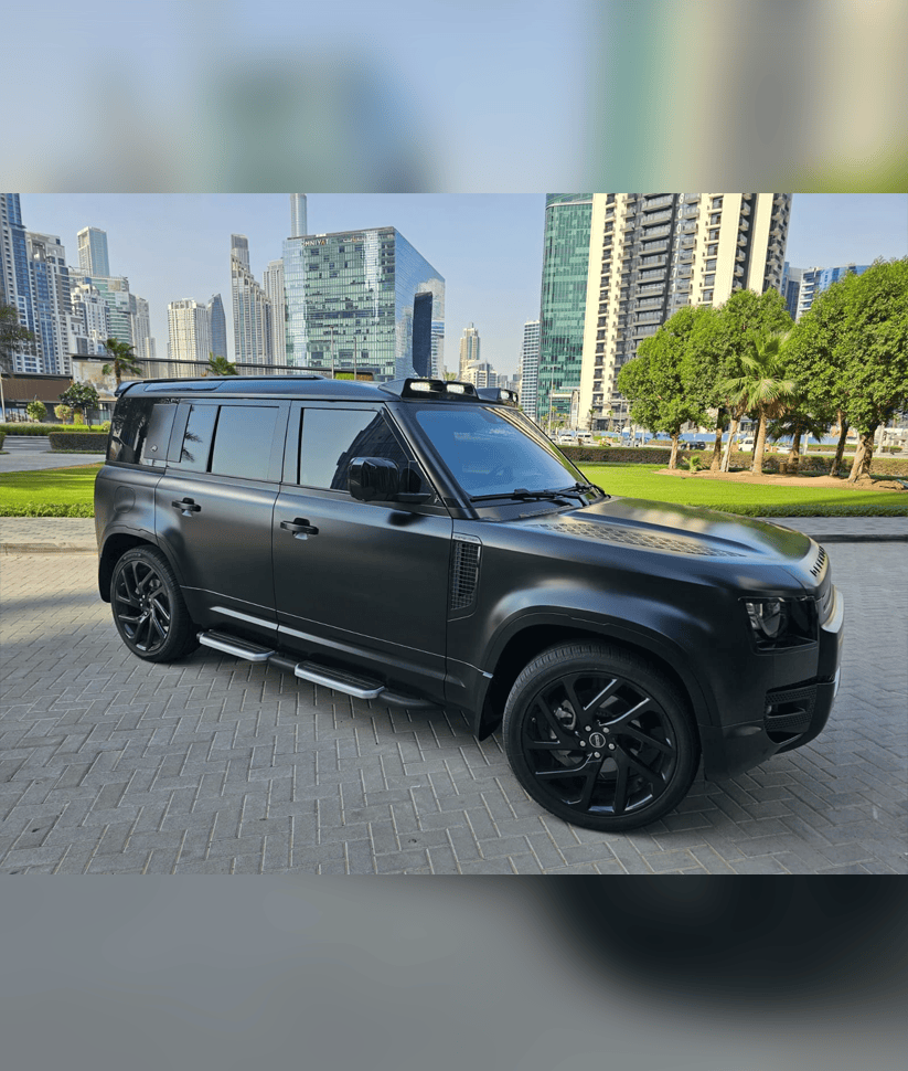 Land Rover Defender 2023 with Driver thumbnail 4